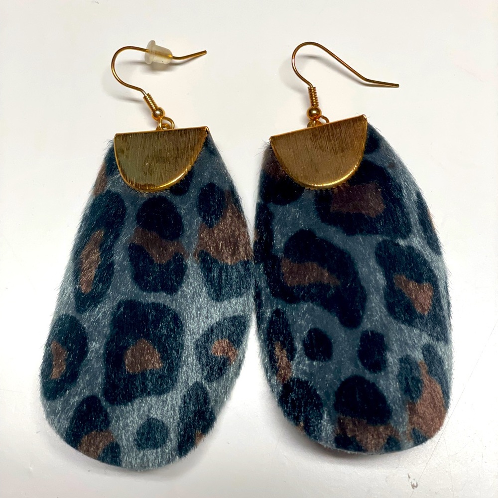 Earrings. - Picture 3 of 4